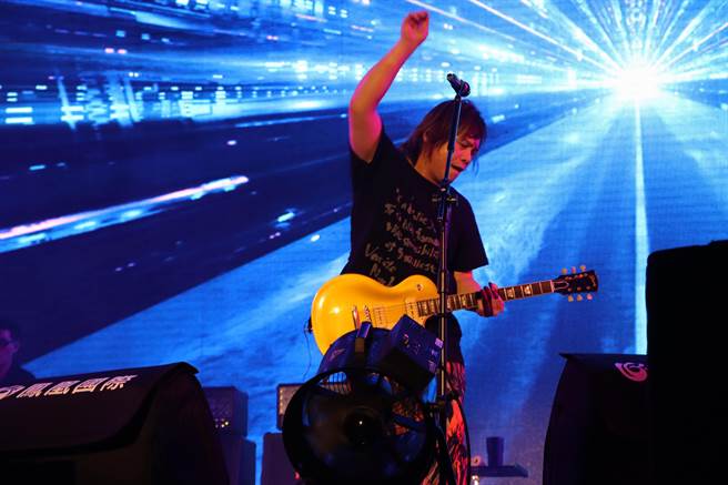 屏东夏日狂欢祭20日邀请台湾「教父级摇滚乐团」之称的伍佰＆China Blue压轴演出，直接把大鹏湾变成小巨蛋。（谢佳潾摄）