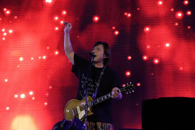 屏东夏日狂欢祭20日邀请台湾「教父级摇滚乐团」之称的伍佰＆China Blue压轴演出，直接把大鹏湾变成小巨蛋。（谢佳潾摄）