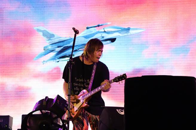 屏东夏日狂欢祭20日邀请台湾「教父级摇滚乐团」之称的伍佰＆China Blue压轴演出，直接把大鹏湾变成小巨蛋。（谢佳潾摄）