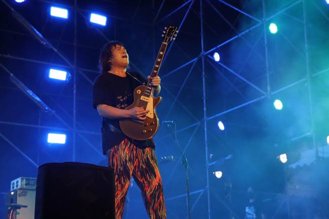 屏东夏日狂欢祭20日邀请台湾「教父级摇滚乐团」之称的伍佰＆China Blue压轴演出，直接把大鹏湾变成小巨蛋。（谢佳潾摄）