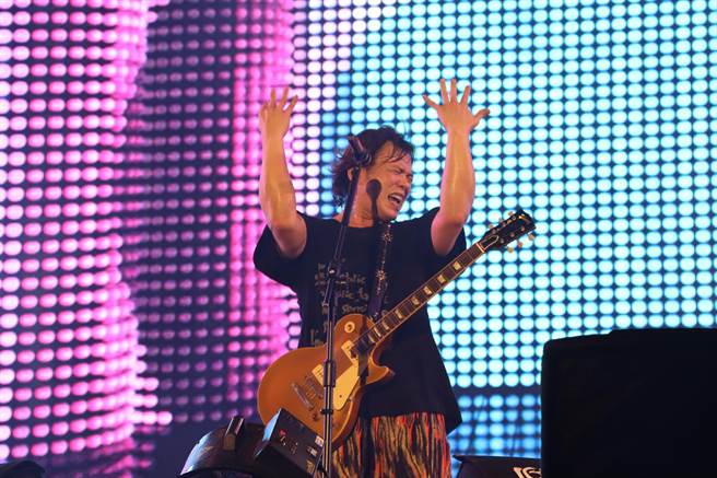 屏东夏日狂欢祭20日邀请台湾「教父级摇滚乐团」之称的伍佰＆China Blue压轴演出，直接把大鹏湾变成小巨蛋。（谢佳潾摄）