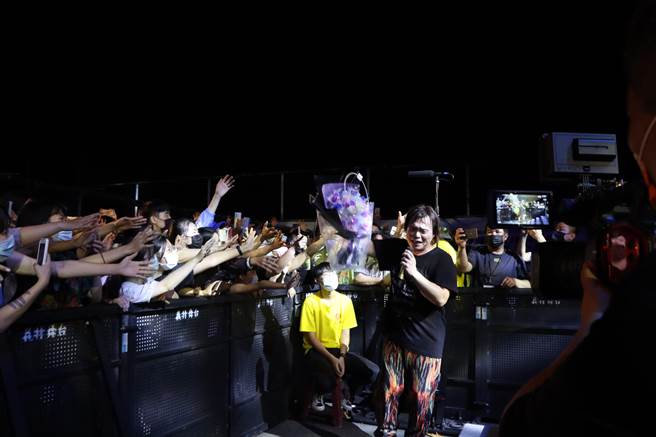 屏东夏日狂欢祭20日邀请台湾「教父级摇滚乐团」之称的伍佰＆China Blue压轴演出，直接把大鹏湾变成小巨蛋。（谢佳潾摄）