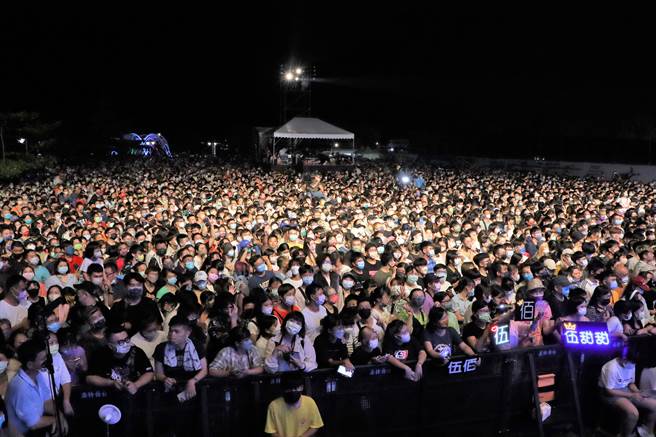 屏东夏日狂欢祭20日邀请台湾「教父级摇滚乐团」之称的伍佰＆China Blue压轴演出，直接把大鹏湾变成小巨蛋。（谢佳潾摄）