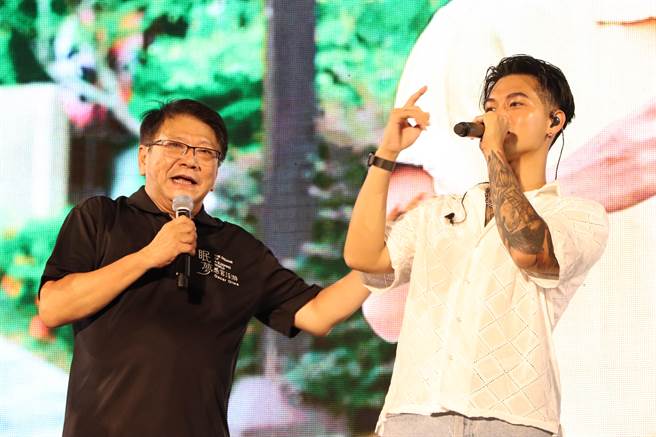 饶舌歌手高尔宣发表为屏东特别创作城市主题曲「Baby U Decide」，让现场民眾抢先听。（谢佳潾摄）