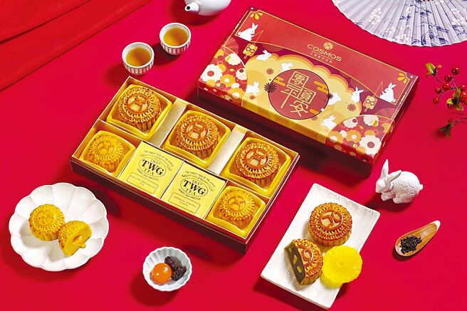 天成饭店集团今年推出的〈团圆平安中秋礼盒〉月饼，有凤梨金萱乌龙、枣泥核桃蛋黄、XO酱干贝蛋黄及流心奶黄等口味并搭配TWG茗茶。图／业者提供