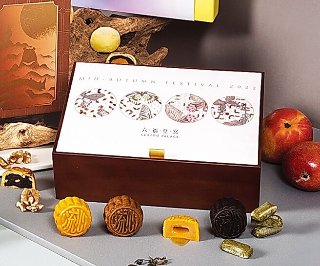 六福皇宫〈四大美人蝶舞韶景礼盒〉主攻奶黄、芝麻、拿铁与紫薯等四种口味的流心月饼。图／业者提供