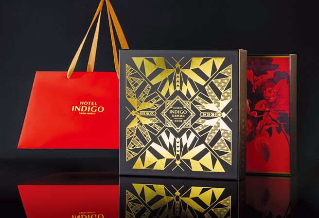 台北大直英迪格酒店「金蝶引月」月饼礼盒，内有四种口味广式月饼与三个金沙流心月饼。图／业者提供