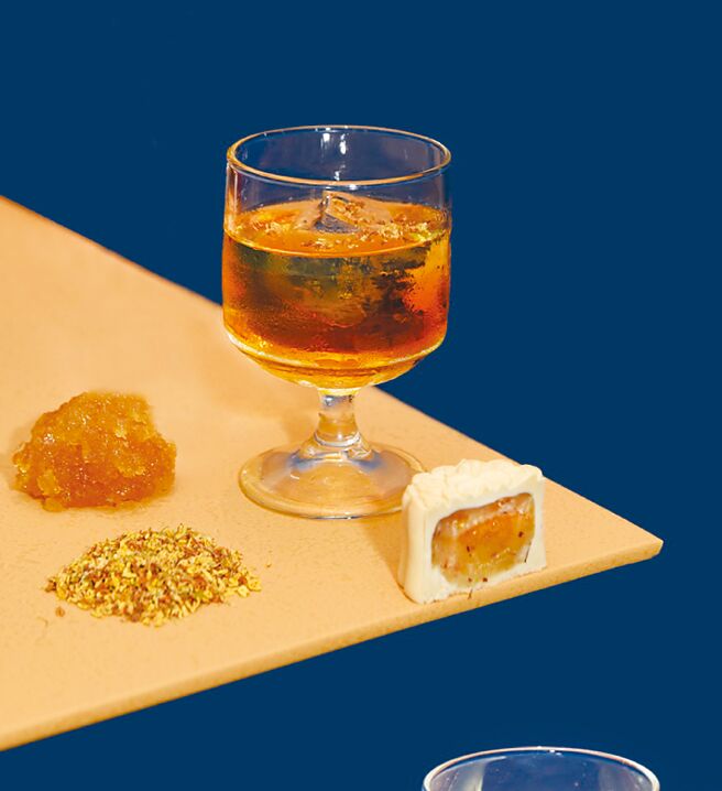 台北W饭店今年携手「裕珍馨」推出〈REMIX馨．潮〉月饼礼盒。图／业者提供