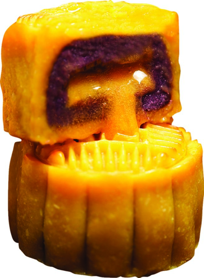 台北晶华酒店的〈紫薯流心月饼〉，内馅中包入由咸蛋黄泥与麦芽糖、奶油等制成的「奶黄流心馅」，一口咬下，内馅汩汩流出。图／业者提供