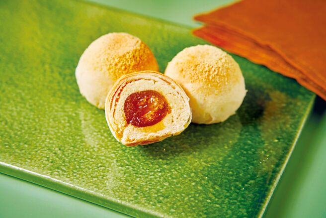 〈养心茶楼〉的「珀心礼盒」内有〈XO咖哩酥〉、〈流心金枣酥〉（如图），以及创新研发的〈肉燥千层酥〉。图／业者提供