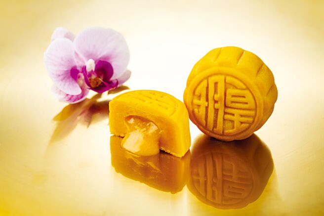 台湾限定版〈经典流心奶黄月饼〉，标榜浓郁奶香与咸蛋黄完美结合。图／业者提供