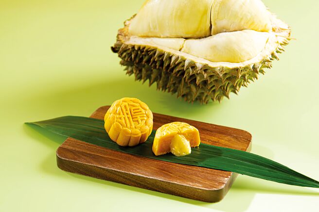 〈流心猫山王榴槤月饼〉精选马来西亚顶级猫山王榴槤的新鲜带核果肉，手工去核后与流心奶黄结合入馅。图／业者提供