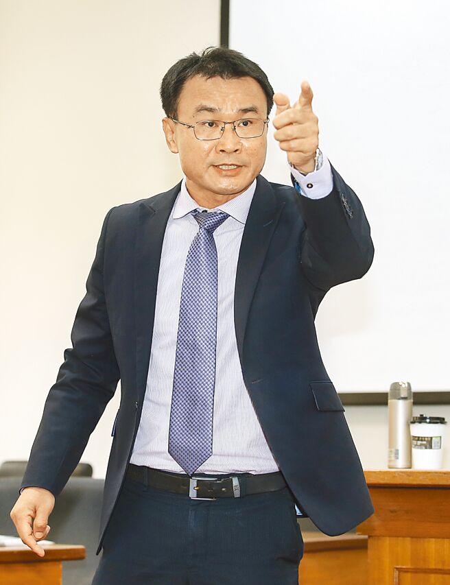 消基会19日公布抽测市面石斑鱼检验结果，全数合格，呼吁两岸政府务实面对农渔产销售问题，保护所有消费者。不料，农委会主委陈吉仲（见图）昨天上午看了新闻稿，气得数落消基会是「中华人民共和国的消基会」。（本报资料照片）