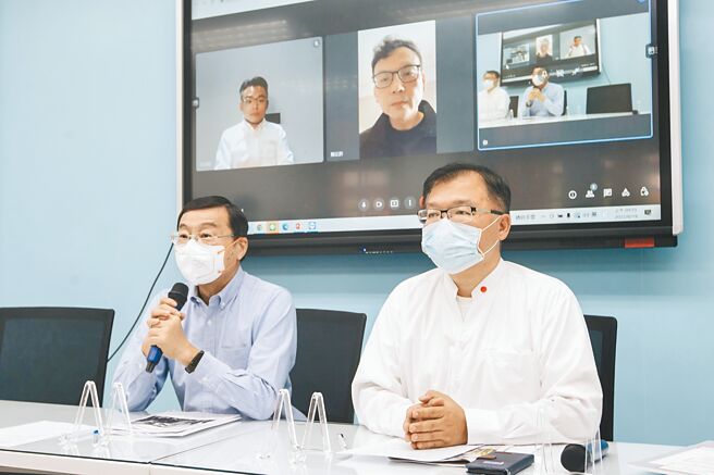 国民党团总召曾铭宗（前左）、书记长李德维（前右）19日痛批警政署说法一变再变，民进党政府配合特定媒体，抹黑洪孟楷（后左一）、郑正钤（后左二）、吴斯怀3位立委，掩饰无能。（郭吉铨摄）