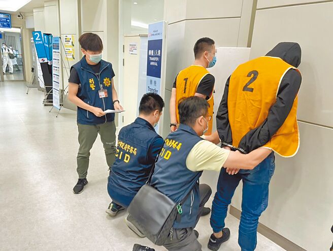 台湾与泰国政府日前合作遣返自柬埔寨入境且疑为人口贩运的12名台籍民眾，其中4人疑为贩运集团成员，警方前往桃机逮捕。（警方提供）