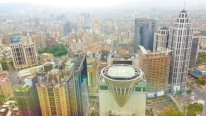 预售屋实价登录资料显示，今年新北巿第二季平均每坪成交价格为48.5万元，较去年新制上路的第一个季度（7月至9月）成长9.5％。（王莫昀摄）