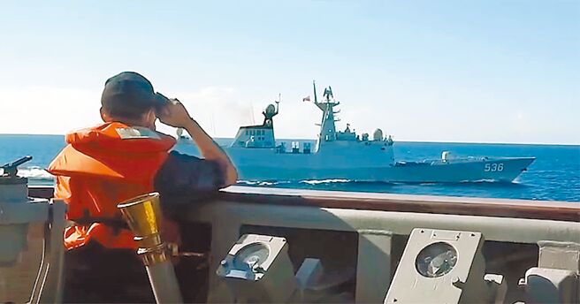 蔡英文總統臉書18日發布的影片，其中一幕是我軍近距離監控中共解放軍軍艦畫面。（摘自蔡英文總統臉書）