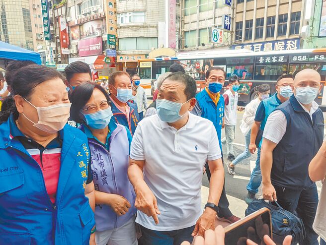 新北市长侯友宜（中）19日表示，汐东线跟基隆捷运是两个不一样的个案，汐东线已经过环评，交通部即将报给行政院来核定，如果过程当中需要地方配合的，市府都一定会全力以赴。（黄敬文摄）