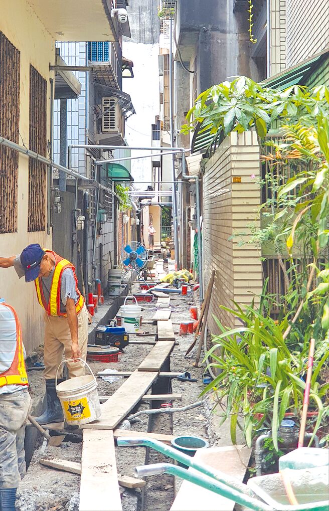 桃園市議員批汙水下水道普及率低，接管後品質不佳，引發民怨。圖為汙水接管示意圖，非民眾抱怨的工地。（陳夢茹攝）