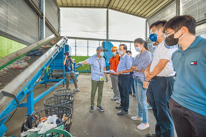 南投縣環保局在南投市清潔隊，試驗以熱裂解方式處理家戶垃圾。（南投縣政府提供／廖志晃南投傳真）