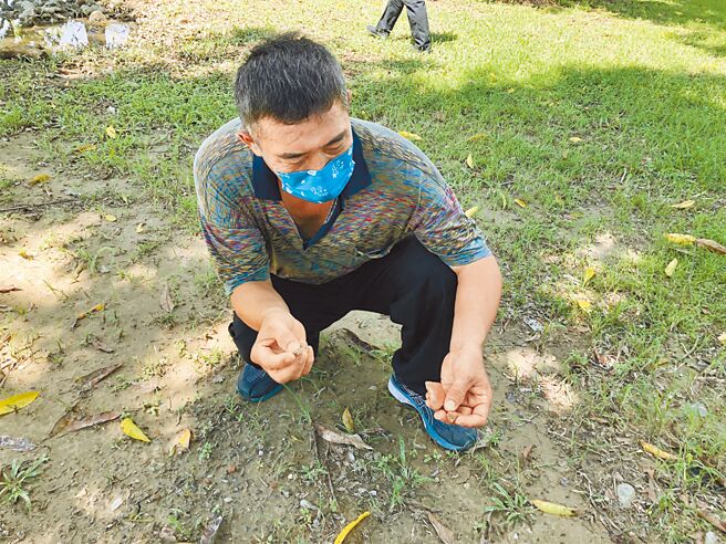 中山大学仁武校区工程在挖掘滞洪池后，文史研究员杨吉寿发现滞洪池土方挖掘出大量千年歷史的史前陶片，估计是平埔族千年遗址，19日文史团队前往开挖地勘查。（林雅惠摄）