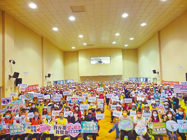 毒防关怀站启动仪式昨于凤山区公所举行，大家戴上毒防局制作的「反毒雄讚」安全帽，共同宣誓齐力反毒（翻摄照片／洪靖宜高雄传真）