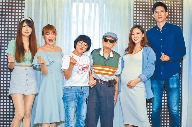 徐小花（左起）、小优、纪宝如、李炳辉、蔡允洁与老公Fraser昨出席红心字会「不老银行」公益活动。（粘耿豪摄）