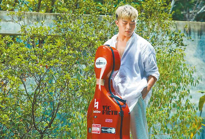 刘亮延日前拍摄新歌MV。（捌拾贰拾娱乐提供）