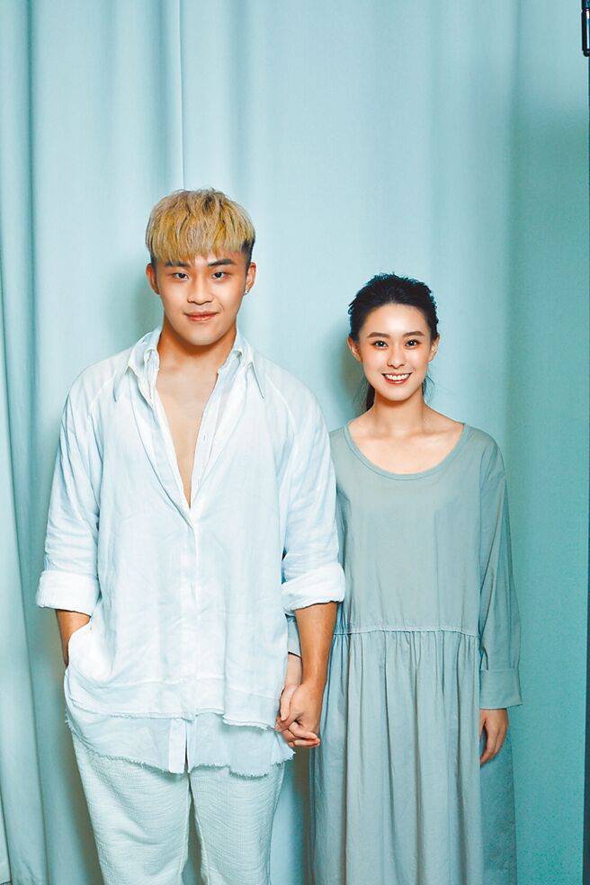 刘亮延（左）日前拍摄MV，邀来邱偲琹合作共舞，互动甜蜜。（捌拾贰拾娱乐提供）