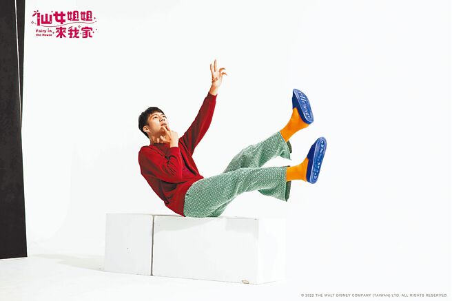 吴念轩拍摄主视觉花絮展现好腰力。（卫视中文台提供）