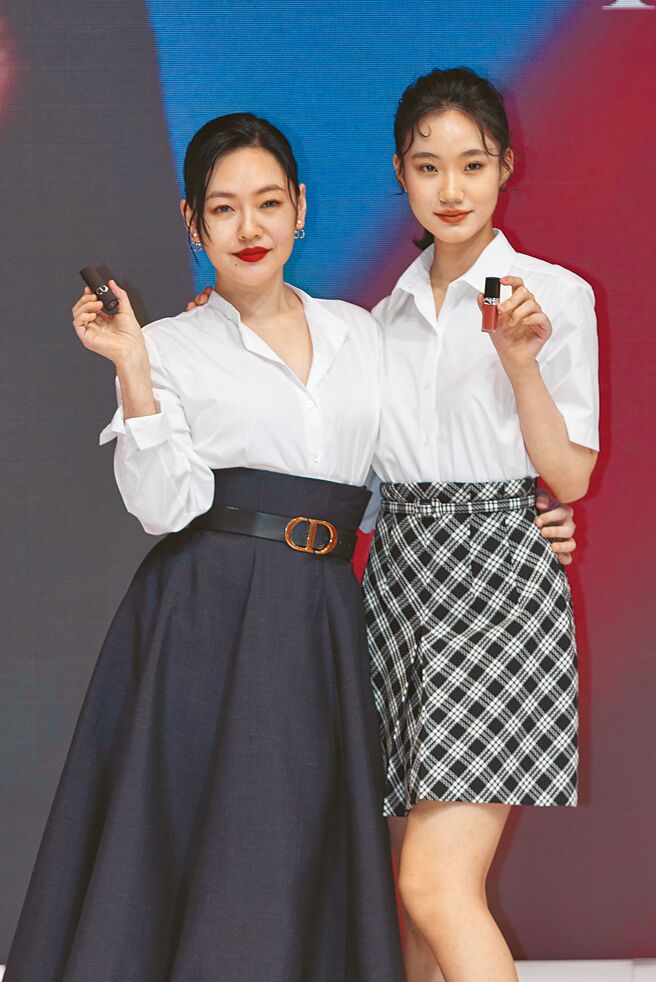 小S（左）和二女儿首度同台，上演母女时尚初体验。（吴松翰摄）