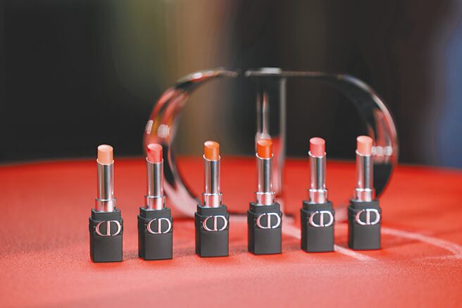 全新迪奥超完美持久唇膏共有18款色系可供选择，1450元。（Dior提供）