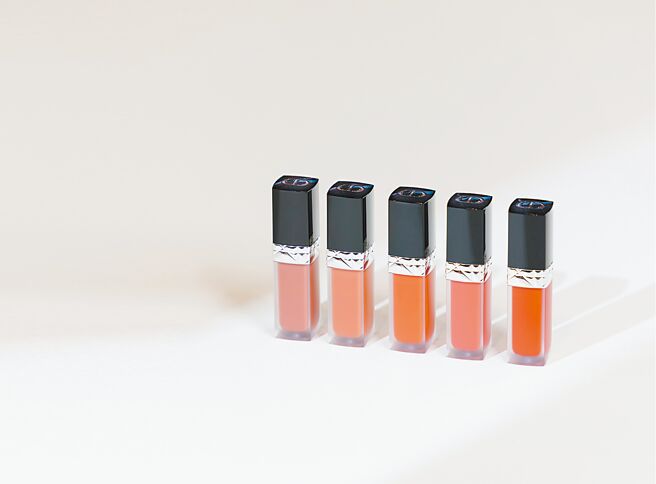 迪奥超完美持久唇露全新5款色选打造完美粉雾妆感，1400元。（Dior提供）