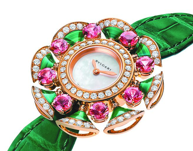 宝格丽Divas' Dream系列孔雀石与粉红碧玺珠宝腕表，约129万元。（BVLGARI提供）