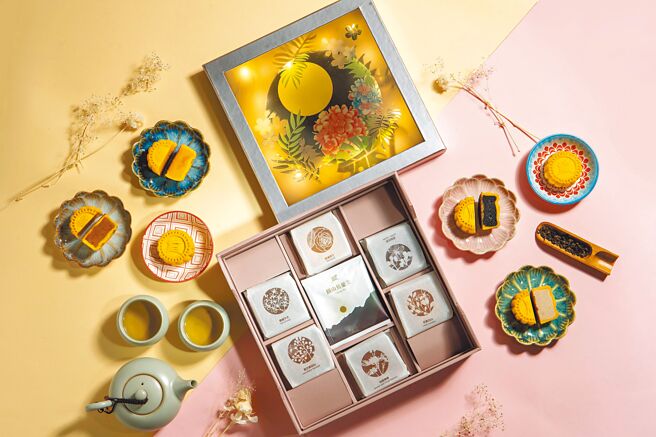 「圆山70秘境花园中秋月光宝盒」将礼盒化身浪漫夜灯，内含6款桃山月饼及乌龙茶包6入，每盒1680元。（圆山大饭店提供）