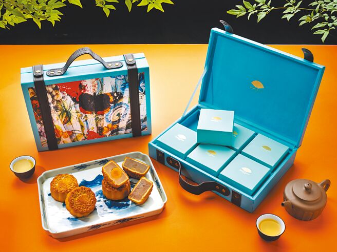 台北文华东方酒店的「广式月饼礼盒」有着精美的旅行箱外型，内含莲蓉蛋黄、柚香脆梅及乌龙杏桃口味月饼共6入，每盒1880元。（台北文华东方酒店提供）