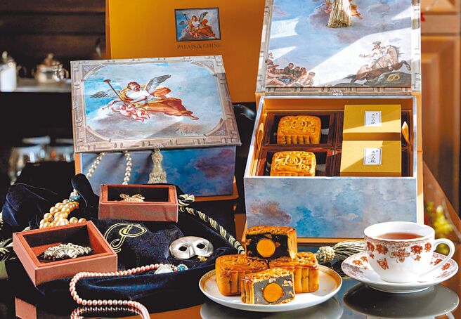 「君品翡冷翠宝盒」每盒有3种口味共6入的广式月饼及2盒梨山乌龙茶叶，4880元。（君品酒店提供）