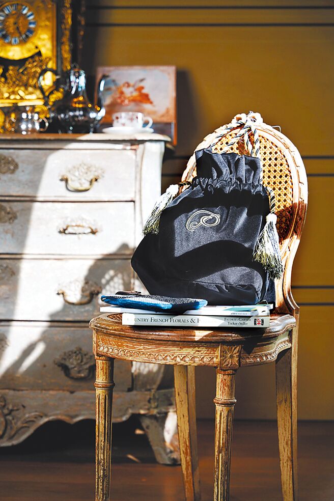 「君品翡冷翠宝盒」附赠的外袋是可外出肩背或手提的刺绣绒布袋。（君品酒店提供）