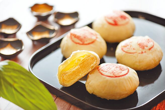 绿豆椪遵循古法制作，以薄如雪花片的酥皮层迭包裹绵密绿豆沙馅，又被称作「雪花月饼」。（大仓久和大饭店提供）