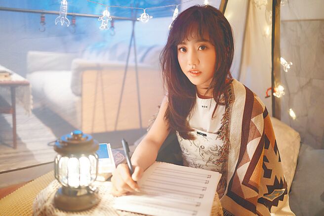 蔡佩軒日前拍攝新歌MV，用心打造戶外露營氣氛。（索尼音樂提供）