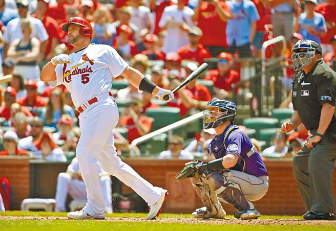 红雀强打普侯斯生涯第690轰出炉，在3局下敲出代打满贯炮。（路透）