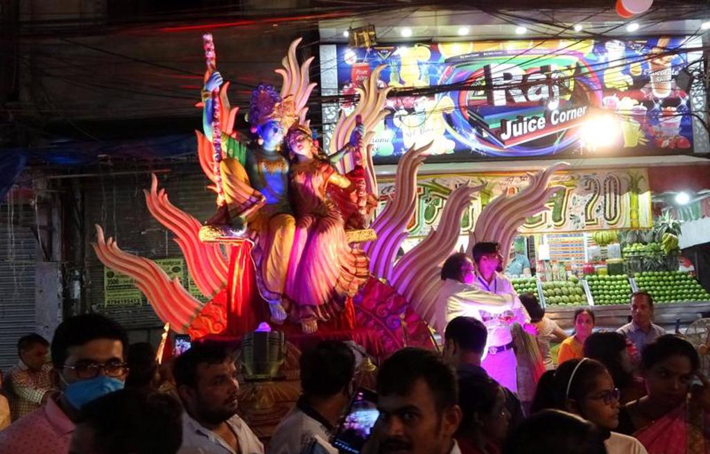 印度教信徒今年8月18日及19日庆祝大神黑天（Krishna）的诞生日，德里一处夜市可见到大型黑天和伴侣罗陀的旋转神像。（图/ 中央社）(photo:ChinaTimes)