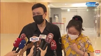 李亚萍抚胸泪难止 余天崩溃挽妻赴一殡 余苑绮灵堂开放时间曝