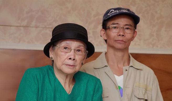 梅艷芳的哥哥与母亲。(图/微博)