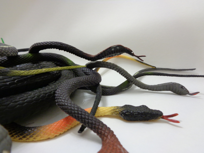 小偷被玩具蛇吓到魂飞魄散。（示意图／Shutterstock）