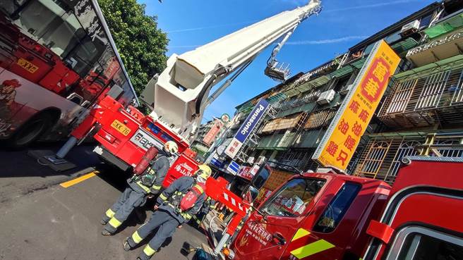 新北市新庄区復兴路有栋5楼的公寓今早8时许发生火警，新北市消防局随即派出百余名消防员急33辆各式消防车球往救火，目前受困的3人已全数救出。(黄敬文翻摄)