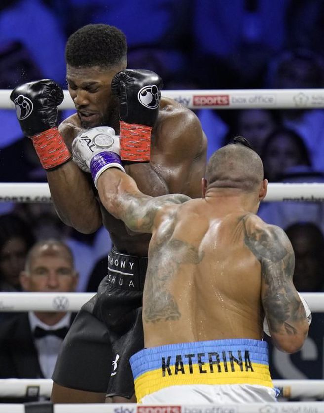 前拳王乔雪（左）在比赛末段体力不济。（美联社）