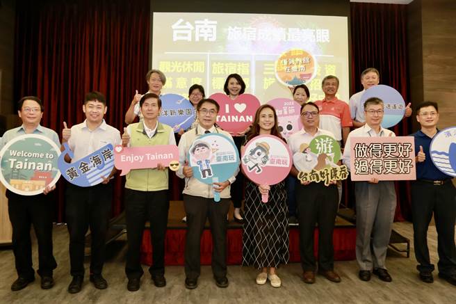 台南市觀光成績亮眼，台南市長黃偉哲（前排左四）呼籲旅行業者協助防範柬埔寨求職誘騙案。（台南市政府提供／程炳璋台南傳真）