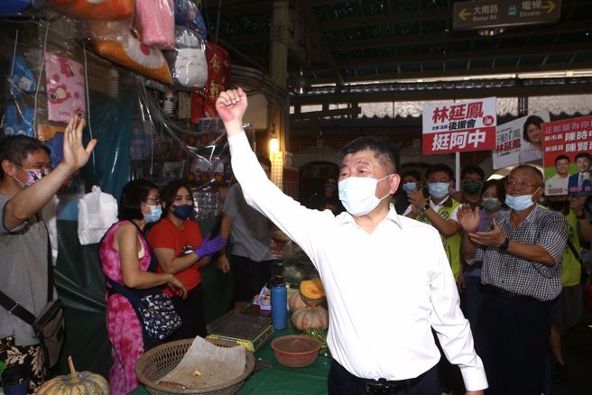 民进党台北市长参选人陈时中21日一早到士林市场拜票，了解市场营业情形与市民的需求。（邓博仁摄）
