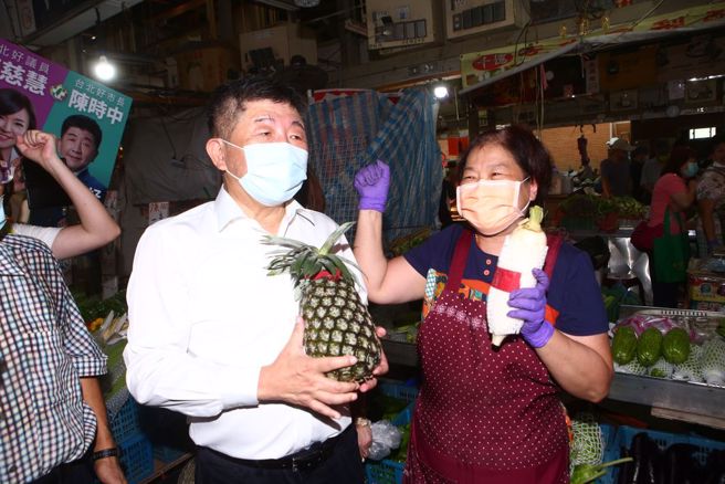民进党台北市长参选人陈时中21日一早到士林市场拜票，了解市场营业情形与市民的需求。（邓博仁摄）
